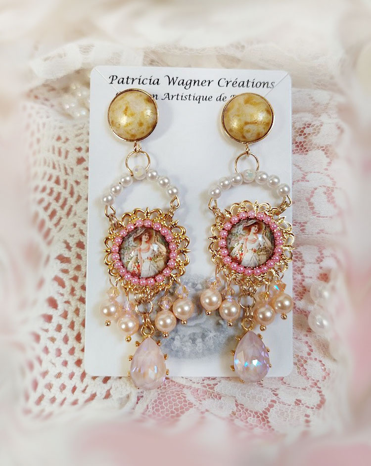 BO Pleasures Pink cr&eacute;&eacute;es avec cabochons verres, accessoires laiton et perles Cristal Swarovski