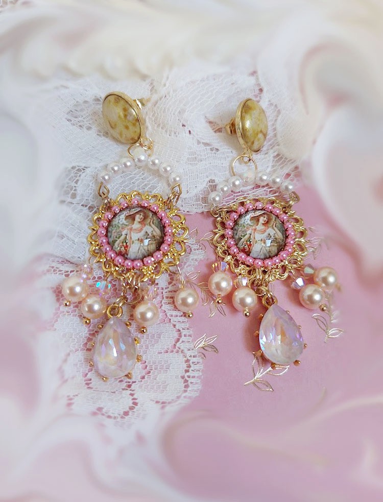 BO Pleasures Pink cr&eacute;&eacute;es avec cabochons verres, accessoires laiton et perles Cristal Swarovski