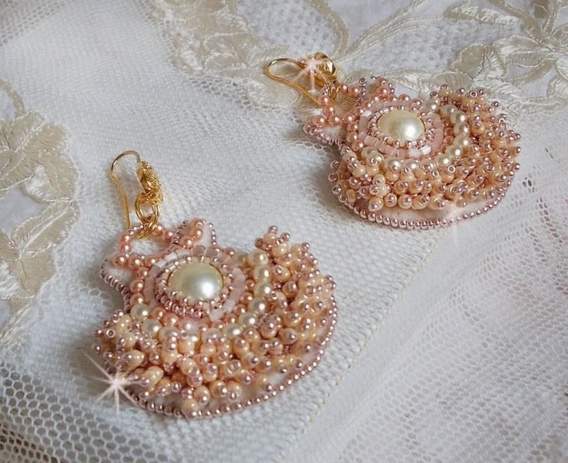 BO Poudre de Riz  brodées avec des petites perles rondes nacrées en Cristal de Swarovski et des rocailles Miyuki 
