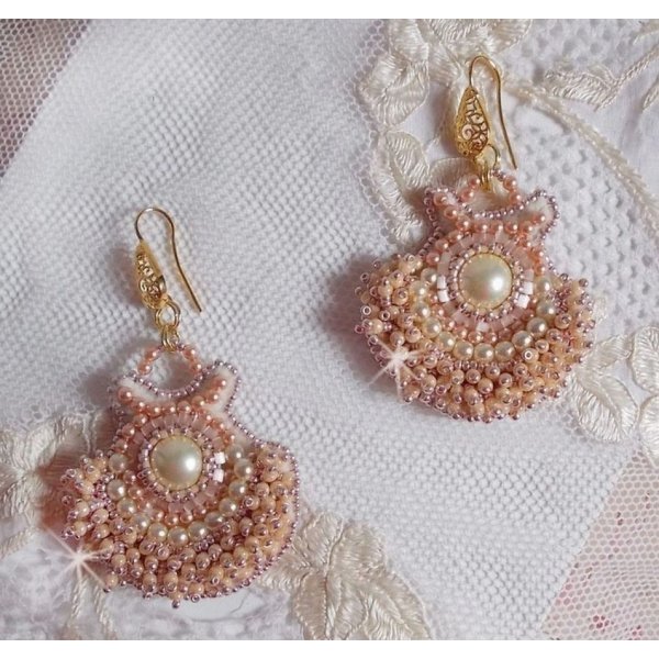 BO Poudre de Riz  brodées avec des petites perles rondes nacrées en Cristal de Swarovski et des rocailles Miyuki 