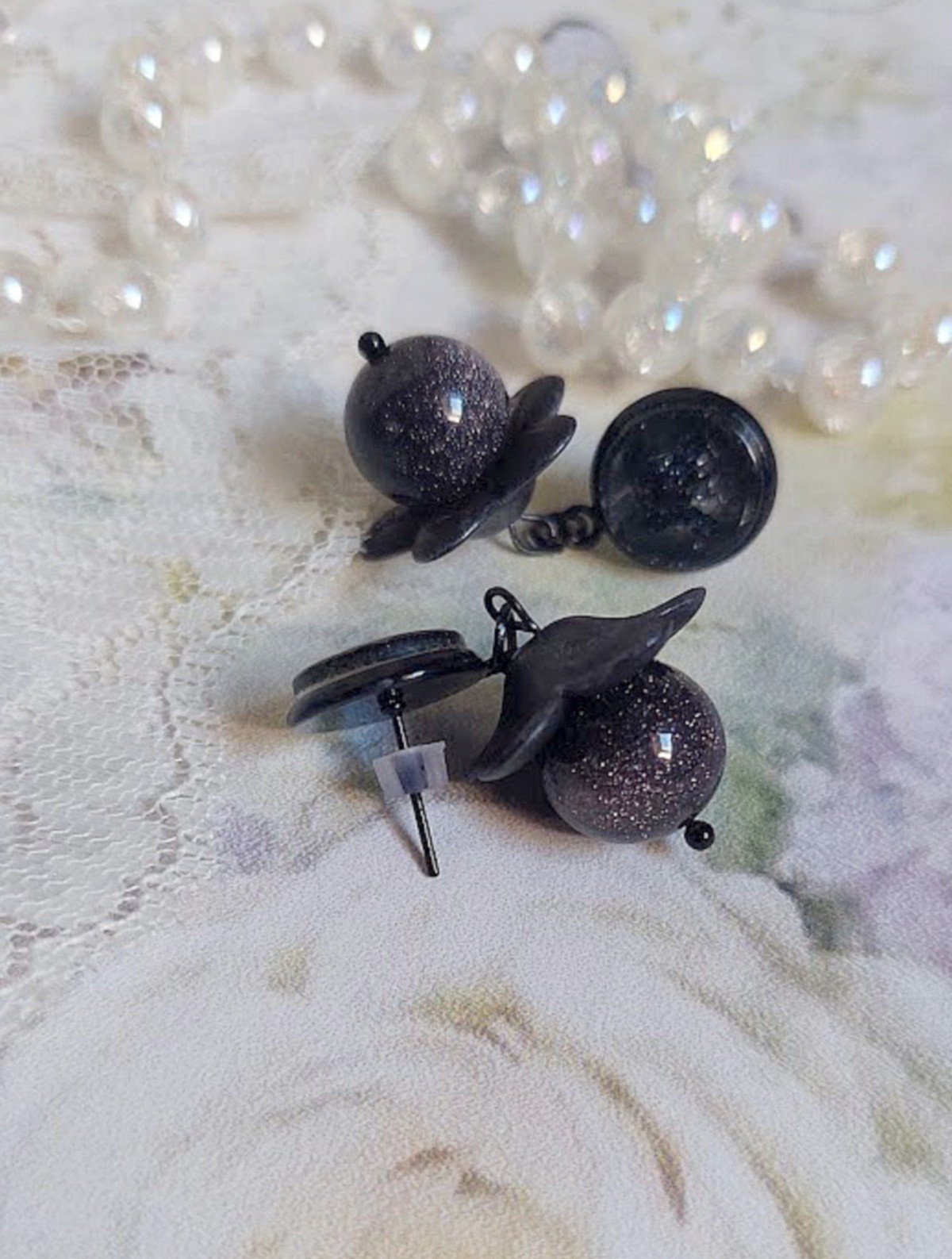 BO Pépites montées avec fleurs frostesd, perles verres, cabochons résines et puces d'oreilles en métal