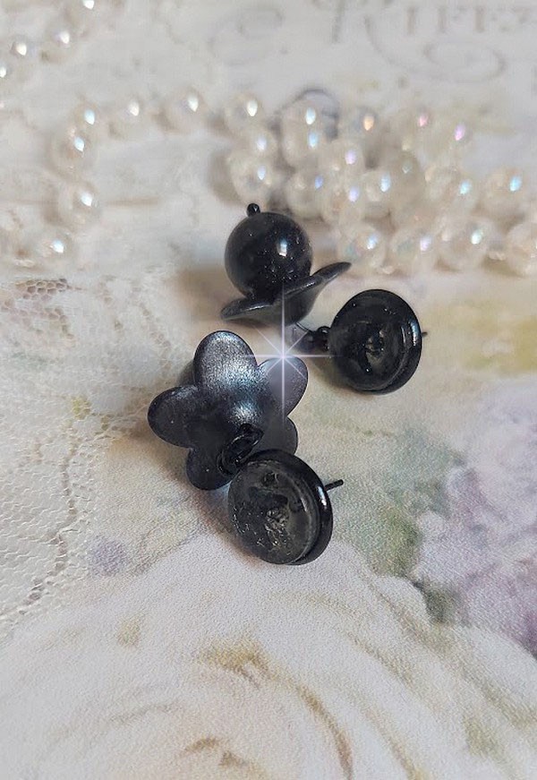 BO Pépites montées avec fleurs frostesd, perles verres, cabochons résines et puces d'oreilles en métal