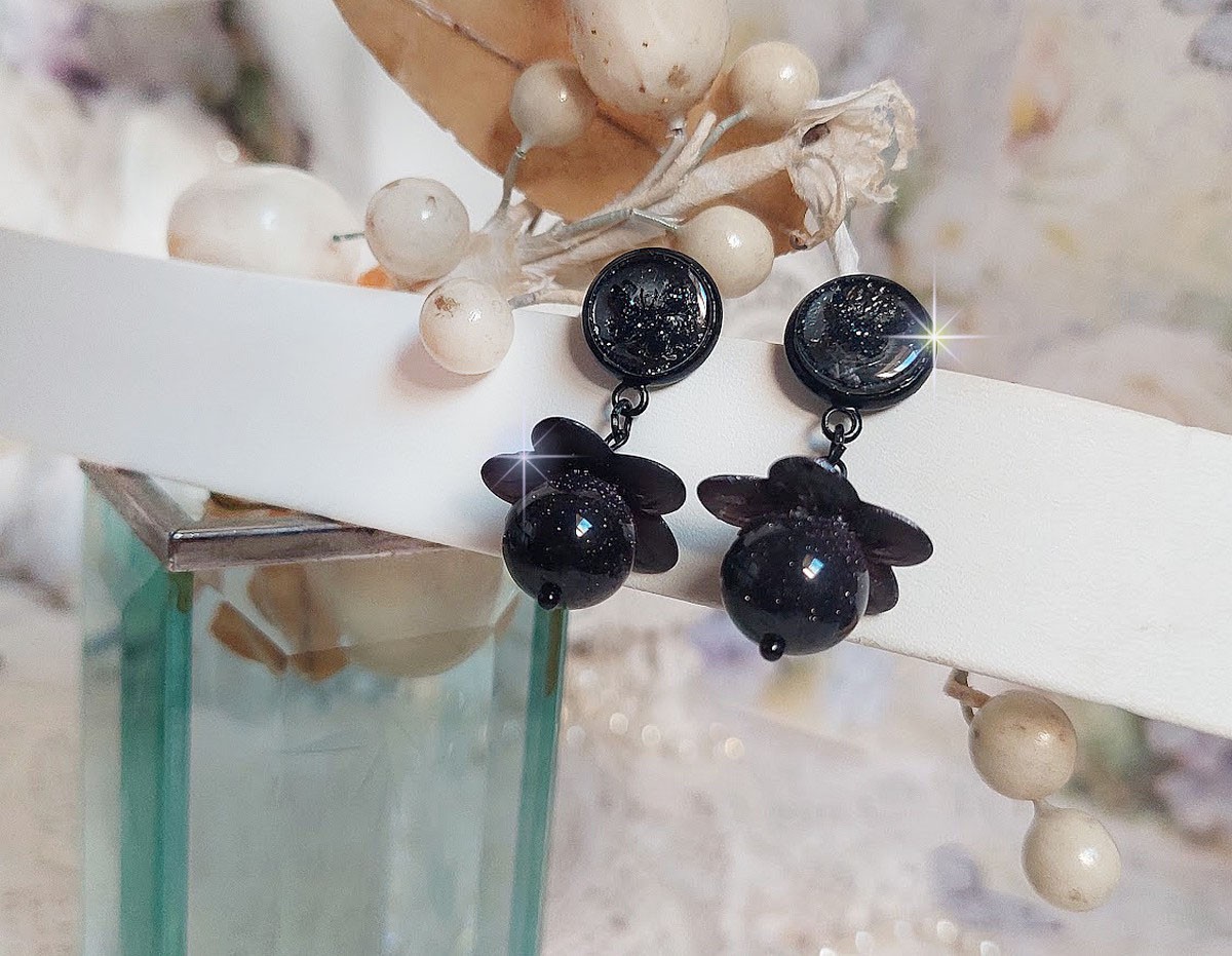 BO Pépites montées avec fleurs frostesd, perles verres, cabochons résines et puces d'oreilles en métal