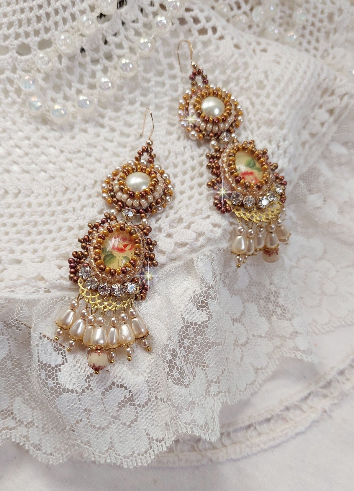 BO Reflets de Ros&eacute;e brod&eacute;es avec des cabochons ronds et ovales fleuries avec une roses rouge, orn&eacute;es de rocailles, perles et chatons en Cristal avec des crochets en Gold Filled 14 carats 