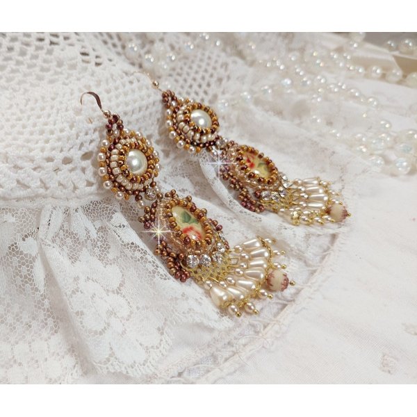 BO Reflets de Ros&eacute;e brod&eacute;es avec des cabochons ronds et ovales fleuries avec une roses rouge, orn&eacute;es de rocailles, perles et chatons en Cristal avec des crochets en Gold Filled 14 carats 