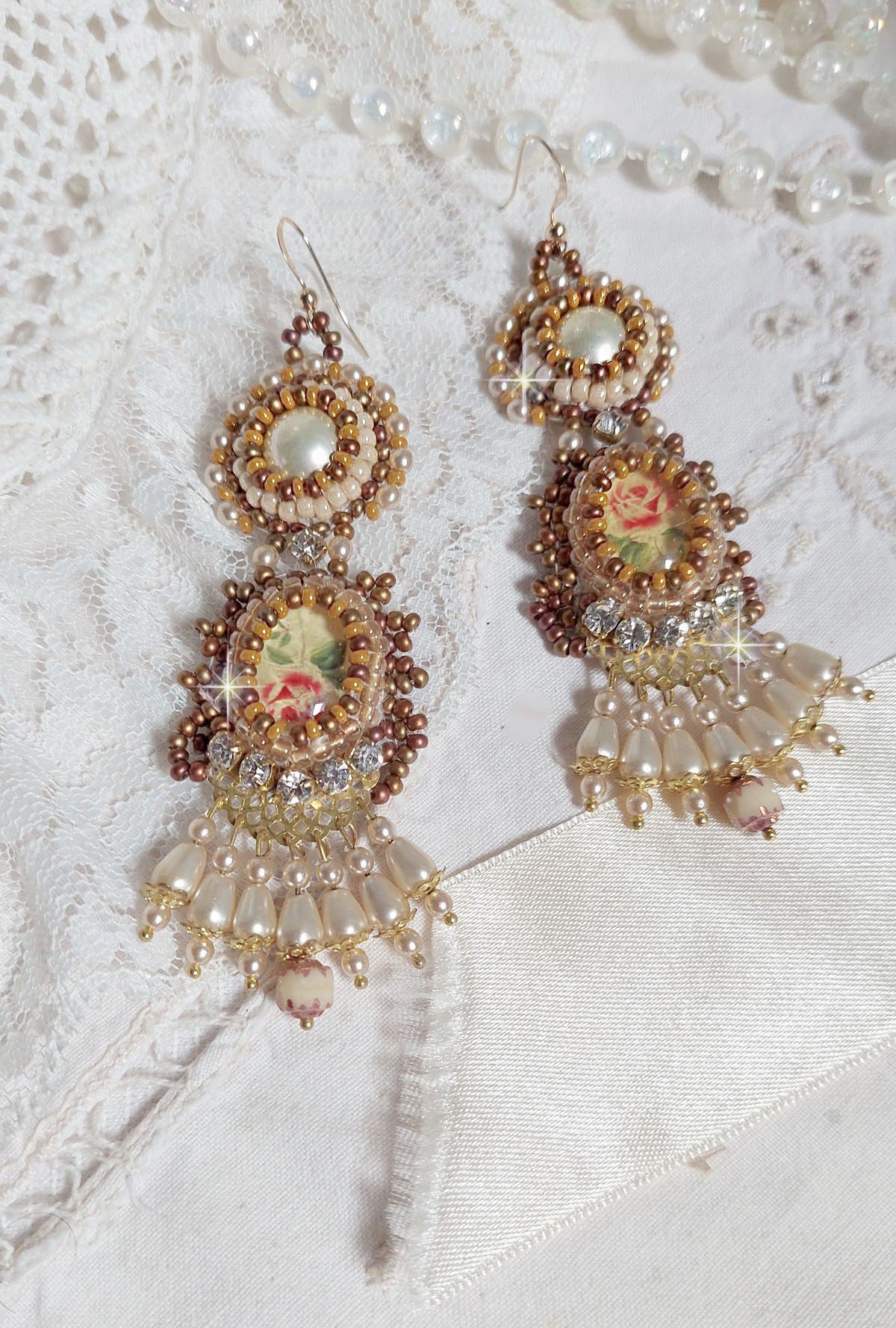 BO Reflets de Ros&eacute;e brod&eacute;es avec des cabochons ronds et ovales fleuries avec une roses rouge, orn&eacute;es de rocailles, perles et chatons en Cristal avec des crochets en Gold Filled 14 carats 