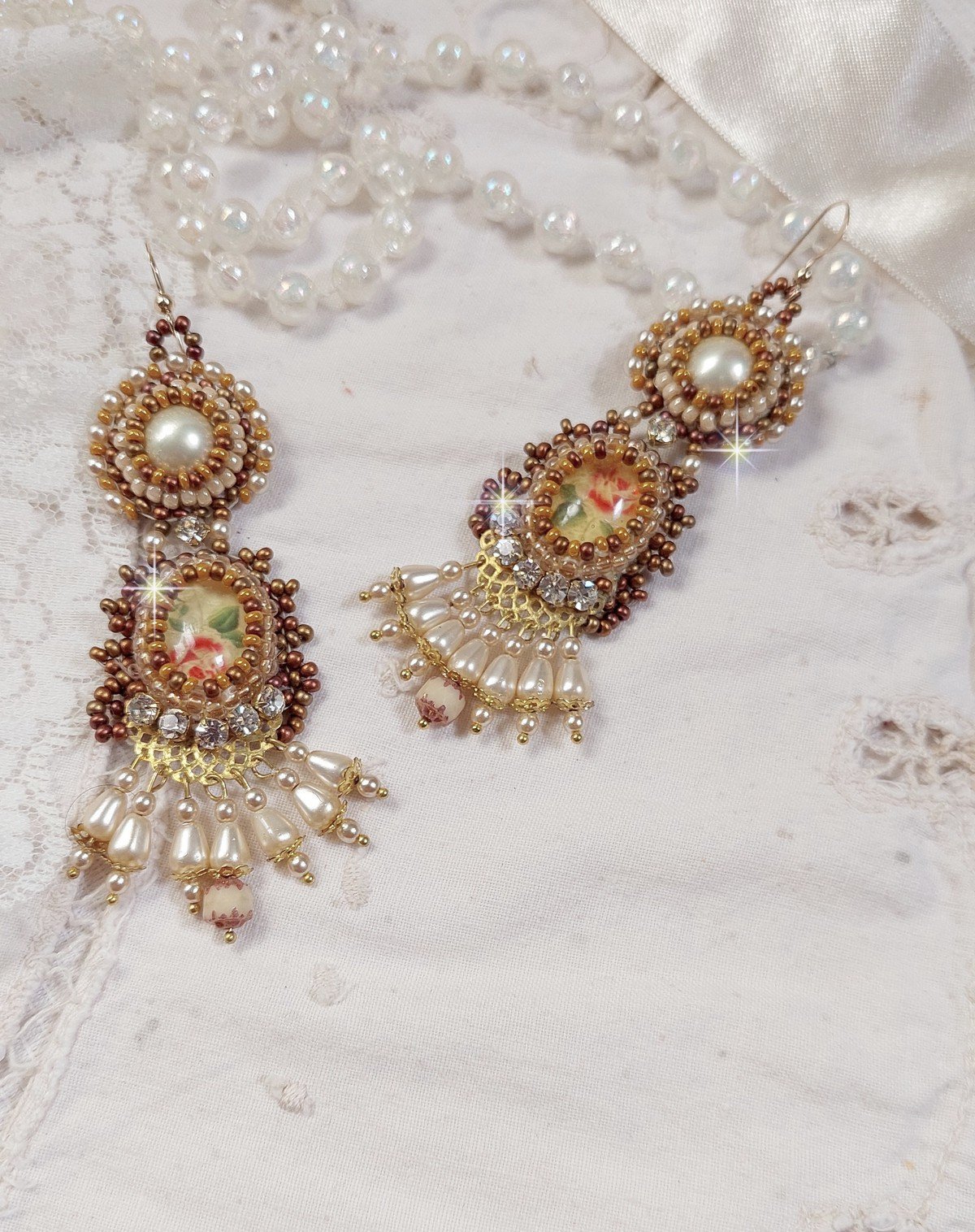 BO Reflets de Ros&eacute;e brod&eacute;es avec des cabochons ronds et ovales fleuries avec une roses rouge, orn&eacute;es de rocailles, perles et chatons en Cristal avec des crochets en Gold Filled 14 carats 