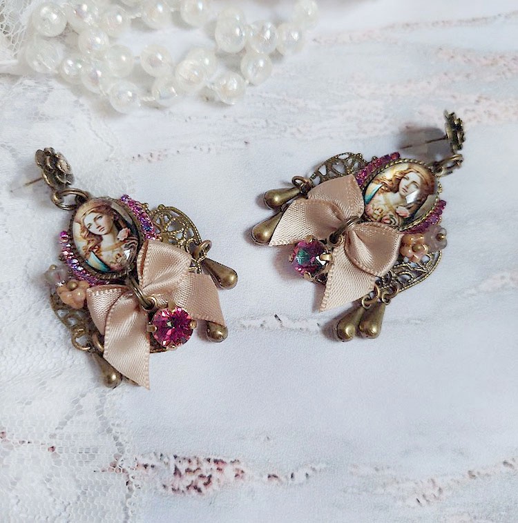 BO Reine Roses créées avec cabochon verre, nœud satin, strass, clochettes et perles Cristal Swarovski