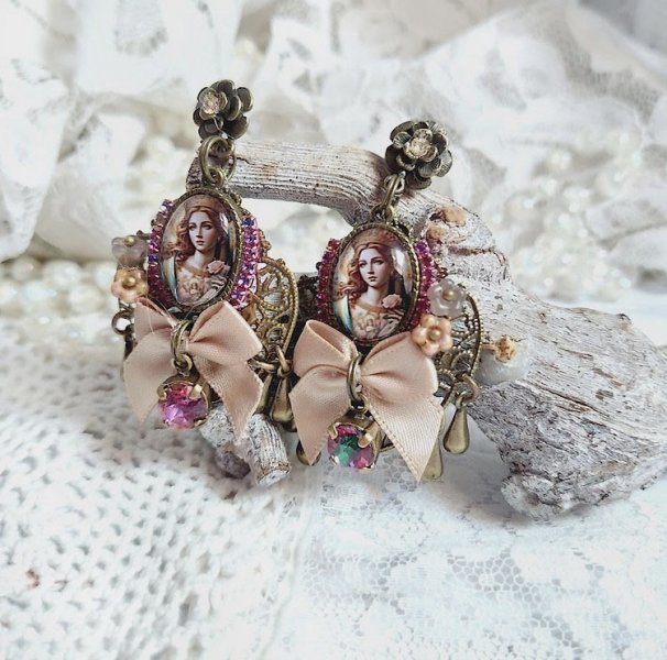 BO Reine Roses créées avec cabochon verre, nœud satin, strass, clochettes et perles Cristal Swarovski