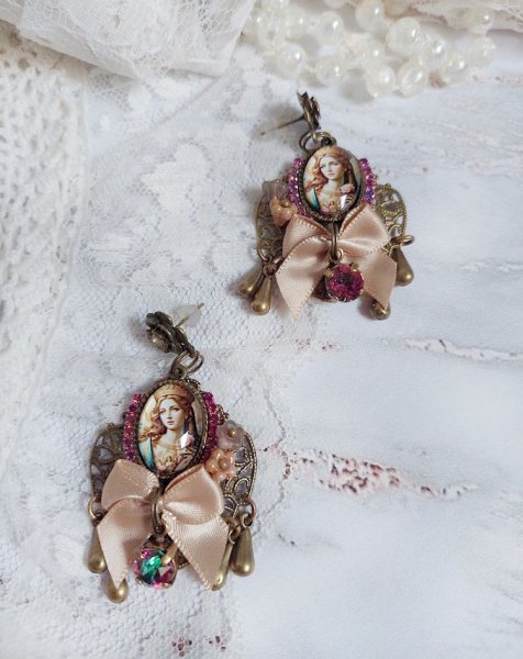 BO Reine Roses cr&eacute;&eacute;es avec cabochon verre, n&oelig;ud satin, strass, clochettes et perles Cristal Swarovski