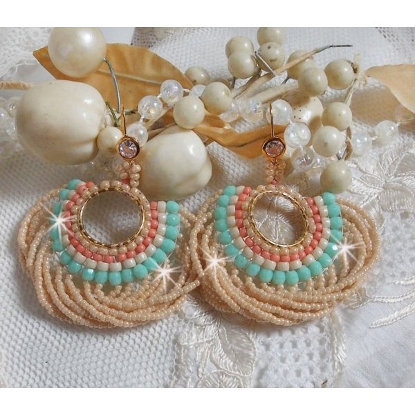 BO Ronde de perles avec des perles, rocailles Miyuki et Matubo en verre de couleur Menthe/Beige/Saumon/Caramel mont&eacute;s sur des anneaux cr&eacute;oles avec des crochets en Laiton, une &eacute;l&eacute;gance &agrave; porter.