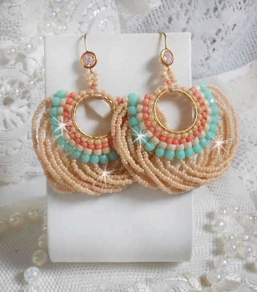 BO Ronde de perles avec des perles, rocailles Miyuki et Matubo en verre de couleur Menthe/Beige/Saumon/Caramel mont&eacute;s sur des anneaux cr&eacute;oles avec des crochets en Laiton, une &eacute;l&eacute;gance &agrave; porter.