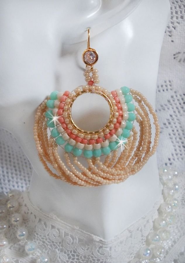 BO Ronde de perles avec des perles, rocailles Miyuki et Matubo en verre de couleur Menthe/Beige/Saumon/Caramel montés sur des anneaux créoles avec des crochets en Laiton, une élégance à porter.