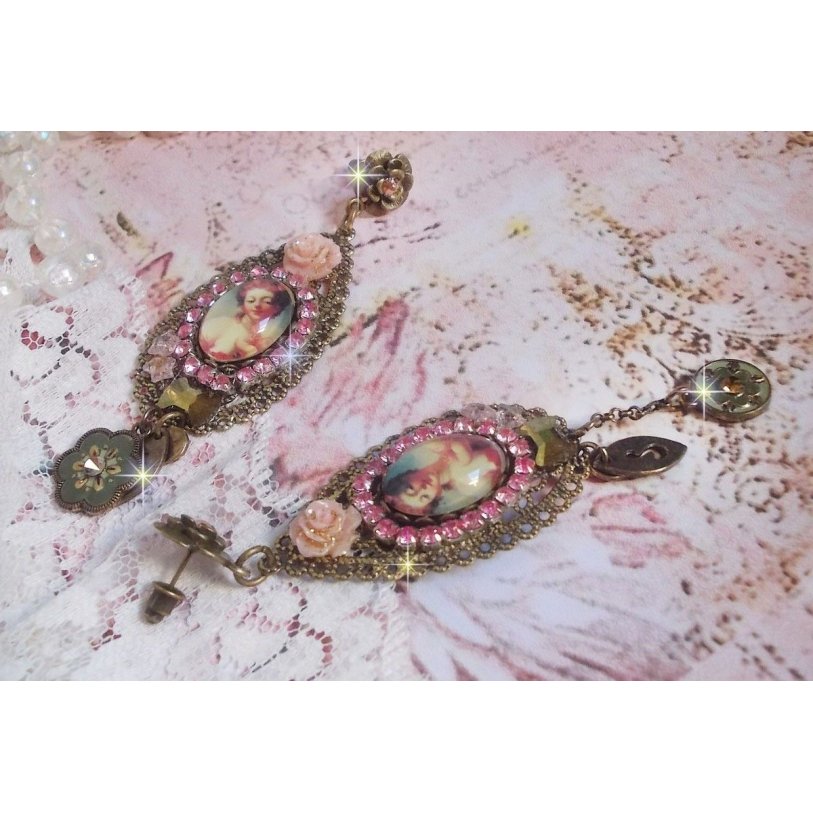 BO Rosalène de style baroque avec cabochons d’une femme attendrie envers son enfant, cristaux, étoiles en Zirconium Rose s/estampes Laiton, breloques en forme de fleurs émaillées sur clous d'oreilles