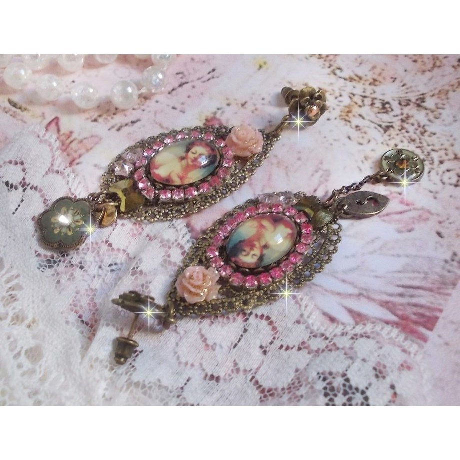 BO Rosalène de style baroque avec cabochons d’une femme attendrie envers son enfant, cristaux, étoiles en Zirconium Rose s/estampes Laiton, breloques en forme de fleurs émaillées sur clous d'oreilles