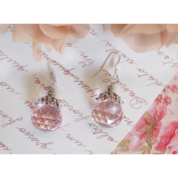 BO Rose Iris&eacute; avec des pendentifs ronds facett&eacute;s en verre de boh&egrave;me rose, coupelles argent&eacute;es et crochets en Argent 925/1000