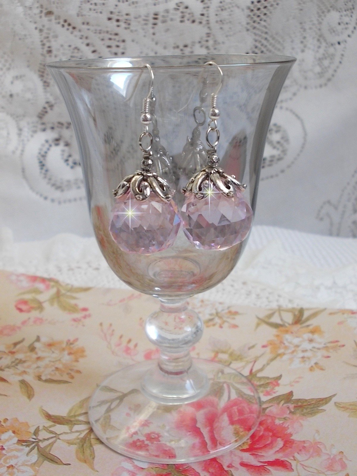 BO Rose Iris&eacute; avec des pendentifs ronds facett&eacute;s en verre de boh&egrave;me rose, coupelles argent&eacute;es et crochets en Argent 925/1000