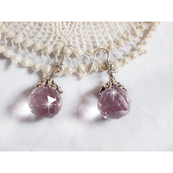 BO Rose Iris&eacute; avec des pendentifs ronds facett&eacute;s en verre de boh&egrave;me rose, coupelles argent&eacute;es et crochets en Argent 925/1000