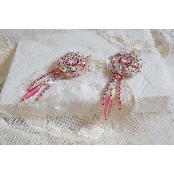 BO Rose Royale brod&eacute;es avec des cabochons en nacre, des chips en (Quartz et Howlite blanc), des Cristaux de Swarovski, des roquettes Roses,  des rocailles et des crochets en Gold Filled 14 carats