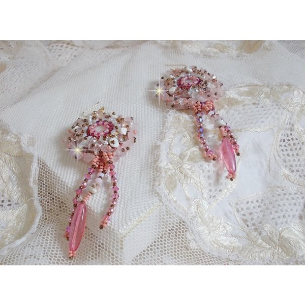 BO Rose Royale brod&eacute;es avec des cabochons en nacre, des chips en (Quartz et Howlite blanc), des Cristaux de Swarovski, des roquettes Roses,  des rocailles et des crochets en Gold Filled 14 carats