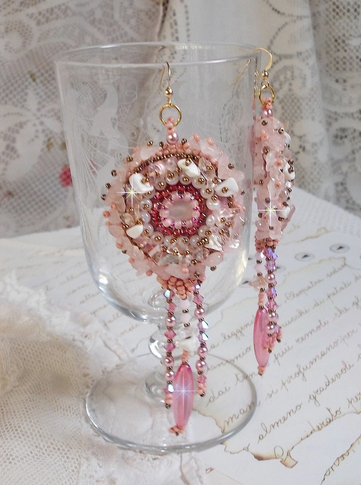 BO Rose Royale brod&eacute;es avec des cabochons en nacre, des chips en (Quartz et Howlite blanc), des Cristaux de Swarovski, des roquettes Roses,  des rocailles et des crochets en Gold Filled 14 carats