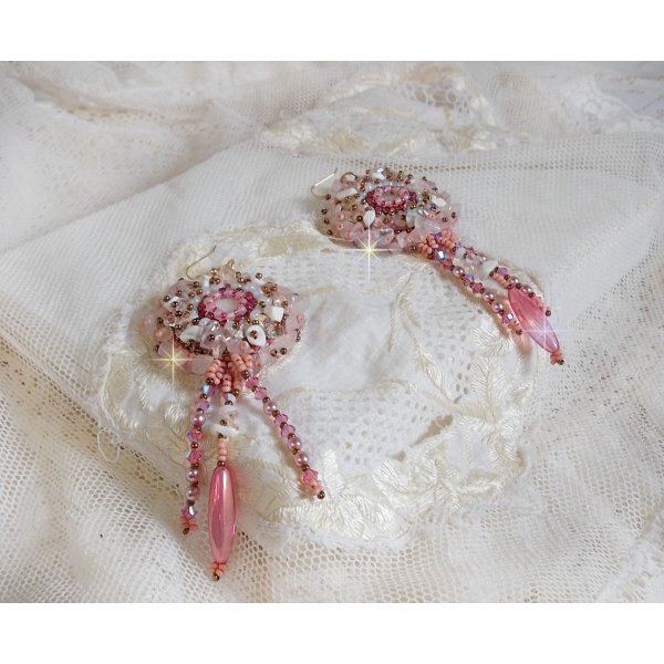 BO Rose Royale brod&eacute;es avec des cabochons en nacre, des chips en (Quartz et Howlite blanc), des Cristaux de Swarovski, des roquettes Roses,  des rocailles et des crochets en Gold Filled 14 carats