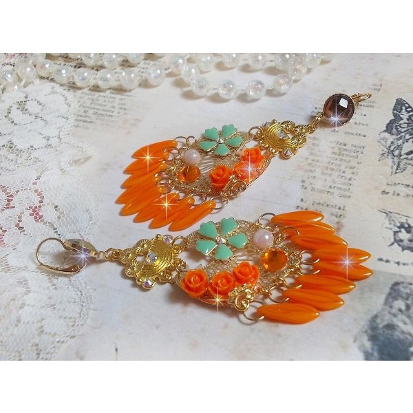 BO Roseraie Orange Roses cr&eacute;&eacute;es avec des strass et des cabochons en Crystal de Swarovski, des fleurs, des dagues couleurs Orange, des cabochons en verre et des accessoires de qualit&eacute;