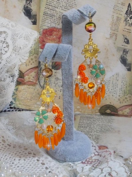 BO Roseraie Orange Roses cr&eacute;&eacute;es avec des strass et des cabochons en Crystal de Swarovski, des fleurs, des dagues couleurs Orange, des cabochons en verre et des accessoires de qualit&eacute;