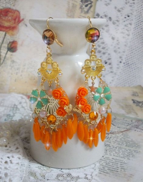 BO Roseraie Orange Roses cr&eacute;&eacute;es avec des strass et des cabochons en Crystal de Swarovski, des fleurs, des dagues couleurs Orange, des cabochons en verre et des accessoires de qualit&eacute;