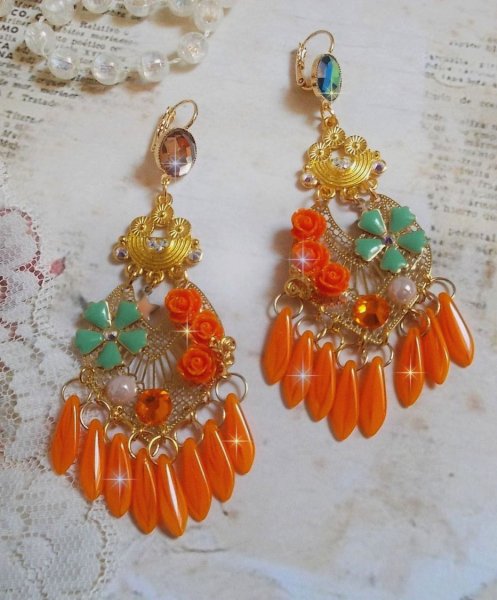 BO Roseraie Orange Roses cr&eacute;&eacute;es avec des strass et des cabochons en Crystal de Swarovski, des fleurs, des dagues couleurs Orange, des cabochons en verre et des accessoires de qualit&eacute;