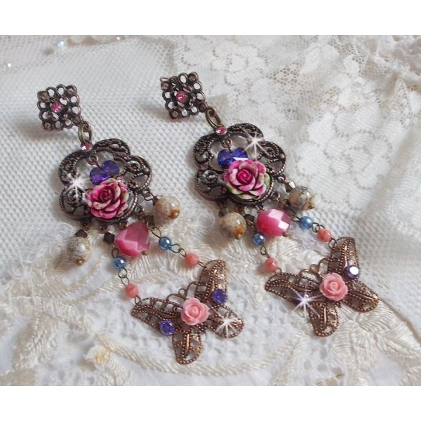 BO Roses and Butterfly avec des roses en R&eacute;sine, cristaux : cabochons, toupies et c&oelig;urs, facettes, perles rondes en Jaspe Rouge et cabochons en Zirconium. Mont&eacute;s sur dormeuses estampes