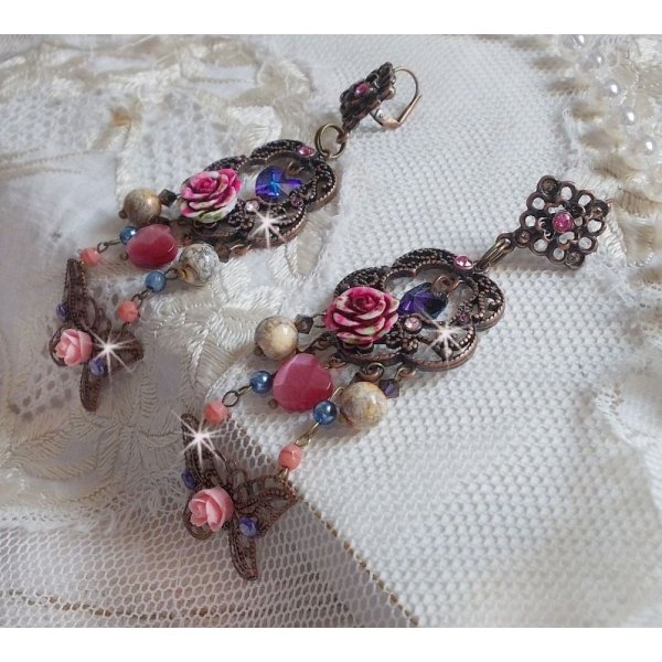 BO Roses and Butterfly avec des roses en R&eacute;sine, cristaux : cabochons, toupies et c&oelig;urs, facettes, perles rondes en Jaspe Rouge et cabochons en Zirconium. Mont&eacute;s sur dormeuses estampes