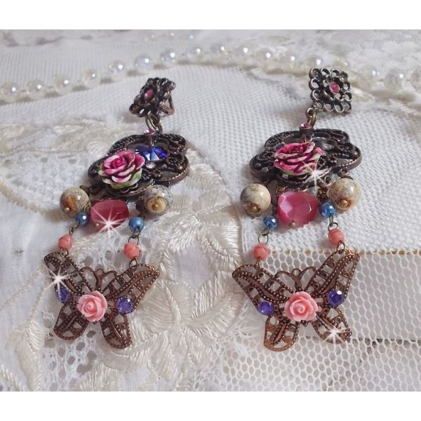 BO Roses and Butterfly avec des roses en R&eacute;sine, cristaux : cabochons, toupies et c&oelig;urs, facettes, perles rondes en Jaspe Rouge et cabochons en Zirconium. Mont&eacute;s sur dormeuses estampes