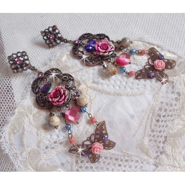 BO Roses and Butterfly avec des roses en R&eacute;sine, cristaux : cabochons, toupies et c&oelig;urs, facettes, perles rondes en Jaspe Rouge et cabochons en Zirconium. Mont&eacute;s sur dormeuses estampes