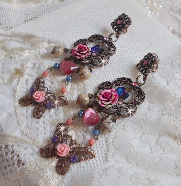 BO Roses and Butterfly avec des roses en R&eacute;sine, cristaux : cabochons, toupies et c&oelig;urs, facettes, perles rondes en Jaspe Rouge et cabochons en Zirconium. Mont&eacute;s sur dormeuses estampes