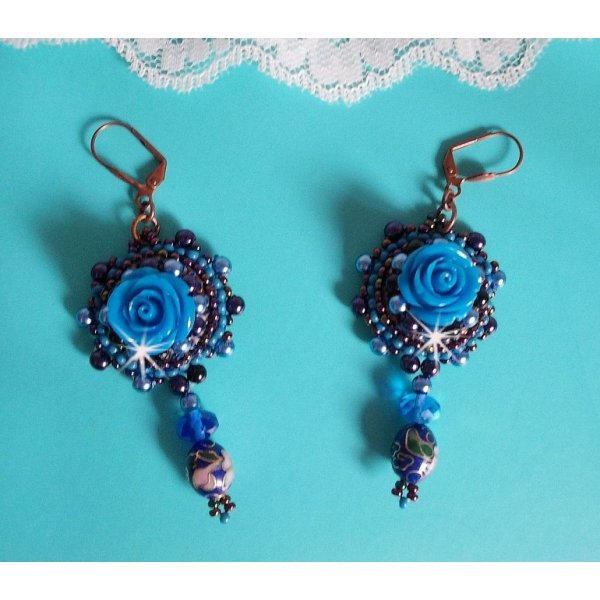 BO Roses Bleues Royales brodées avec des roses en résine, des perles nacrées, des pendants en porcelaine cloisonné, des facettes et des rocailles