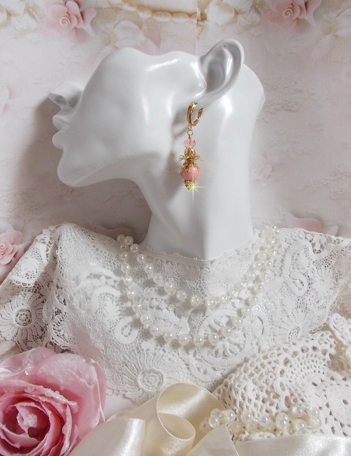 BO Rosy mont&eacute;es avec perles en c&eacute;ramique, verre, Cristal de Swarovski et dormeuses en laiton