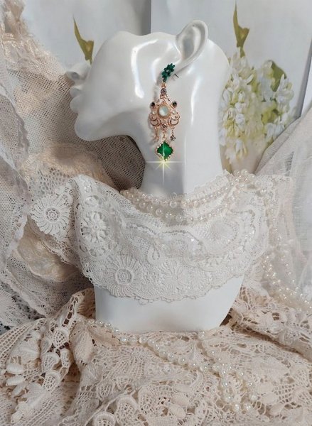 BO Royal Marguerite mont&eacute;es avec des cabochons &agrave; laquelle s&rsquo;ajoute des strass sur les pendentifs Dor&eacute;s. Les pendants sont en r&eacute;sine &eacute;poxy avec clous d&rsquo;oreilles &eacute;maill&eacute;s