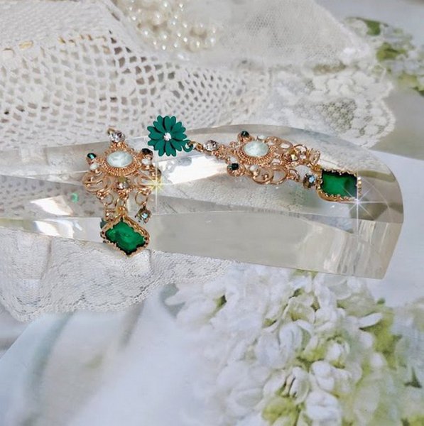 BO Royal Marguerite mont&eacute;es avec des cabochons &agrave; laquelle s&rsquo;ajoute des strass sur les pendentifs Dor&eacute;s. Les pendants sont en r&eacute;sine &eacute;poxy avec clous d&rsquo;oreilles &eacute;maill&eacute;s