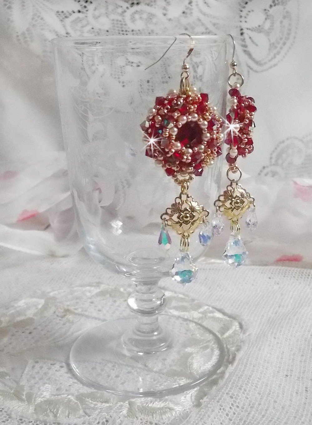 BO Rubis brod&eacute;es avec des cabochons Light Siam orn&eacute;s de toupies Rouges &agrave; laquelle s&rsquo;ajoute perles nacr&eacute;es Ivoires, estampes Dor&eacute;es, gouttes baroques en Cristal AB et crochets en Gold Filled 14 carats