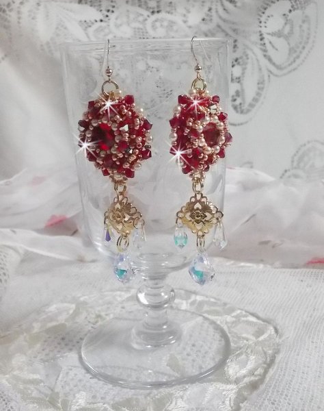 BO Rubis brod&eacute;es avec des cabochons Light Siam orn&eacute;s de toupies Rouges &agrave; laquelle s&rsquo;ajoute perles nacr&eacute;es Ivoires, estampes Dor&eacute;es, gouttes baroques en Cristal AB et crochets en Gold Filled 14 carats