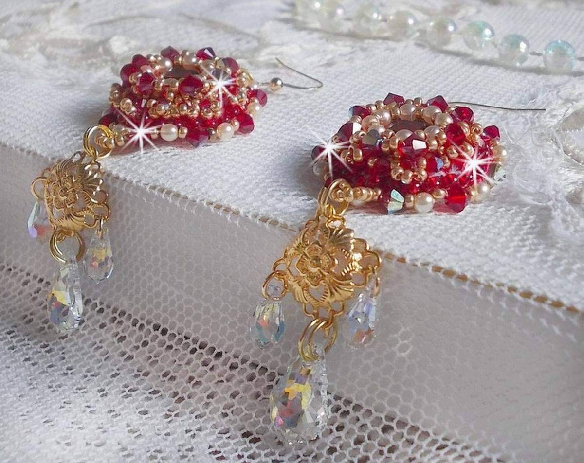 BO Rubis brodées avec des cabochons Light Siam ornés de toupies Rouges à laquelle s’ajoute perles nacrées Ivoires, estampes Dorées, gouttes baroques en Cristal AB et crochets en Gold Filled 14 carats