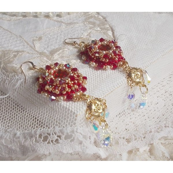 BO Rubis brod&eacute;es avec des cabochons Light Siam orn&eacute;s de toupies Rouges &agrave; laquelle s&rsquo;ajoute perles nacr&eacute;es Ivoires, estampes Dor&eacute;es, gouttes baroques en Cristal AB et crochets en Gold Filled 14 carats