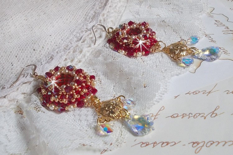 BO Rubis brodées avec des cabochons Light Siam ornés de toupies Rouges à laquelle s’ajoute perles nacrées Ivoires, estampes Dorées, gouttes baroques en Cristal AB et crochets en Gold Filled 14 carats