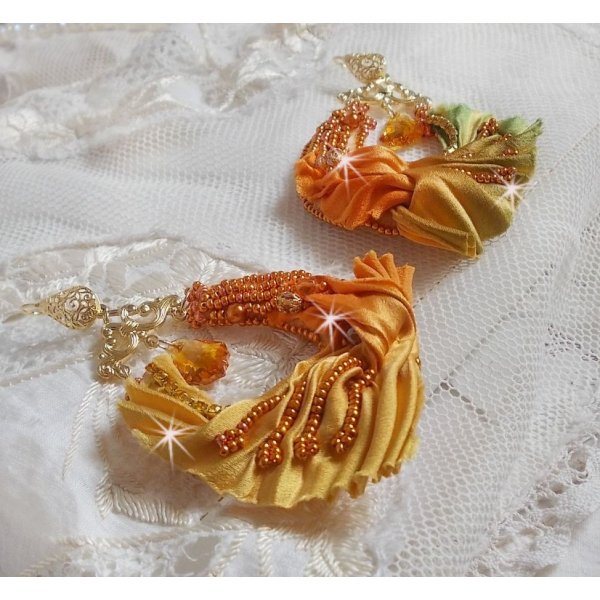 BO Rumba brodées avec des Cristaux de Swarovski, des facettes, des perles nacrées et des intercalaires sur un ruban de soie ( le Shibori)