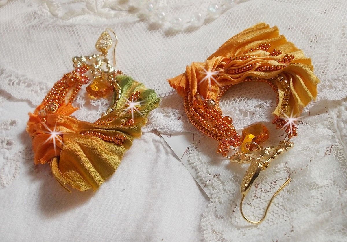 BO Rumba brodées avec des Cristaux de Swarovski, des facettes, des perles nacrées et des intercalaires sur un ruban de soie ( le Shibori)