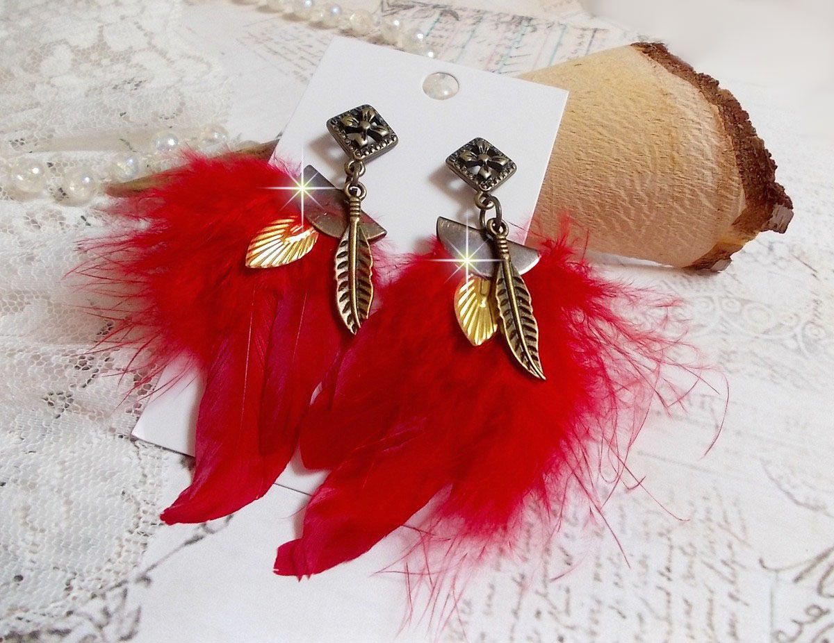 BO Sagesse Amérindienne avec des plumes d'un rouge vif, des breloques dorées, plumes et clous d'oreilles de couleur Bronze. Honneur et pourvoir pour ces tribus Amérindiennes. 