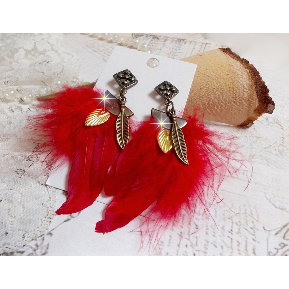 BO Sagesse Amérindienne avec des plumes d'un rouge vif, des breloques dorées, plumes et clous d'oreilles de couleur Bronze. Honneur et pourvoir pour ces tribus Amérindiennes. 