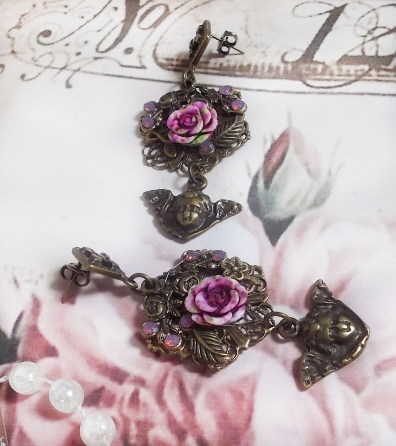 BO Secrets des Angelots façon Religieuse avec roses en résine, cabochons en cristal Cyclamen Opal et breloques. Le tout est monté sur des estampes et boucles en Laiton. Les pendants sont des Angelots
