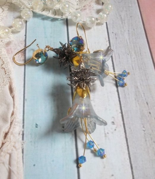 BO Sensations Or et Bleu cr&eacute;&eacute;es avec des fleurs trompettes peintes &agrave; la main, des cristaux, des fleurs en verre et des accessoires en Plaqu&eacute; Or
